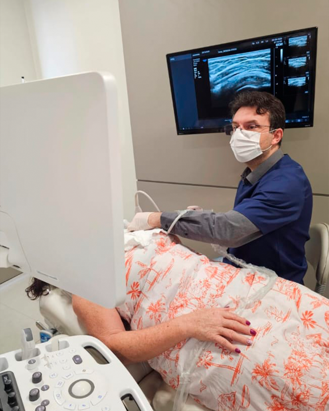 Dr. Flávio conduzindo procedimento guiado por ultrassom.